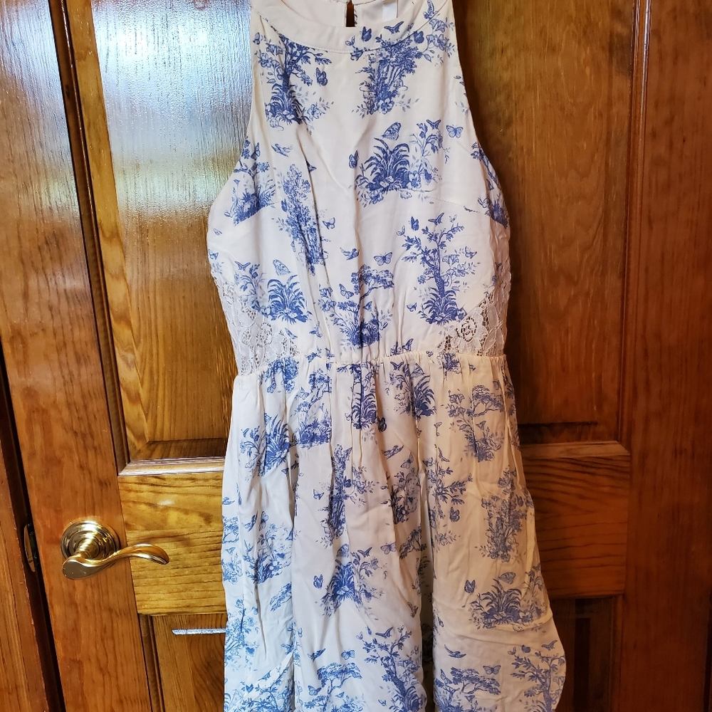 Disney dress, size medium, never worn